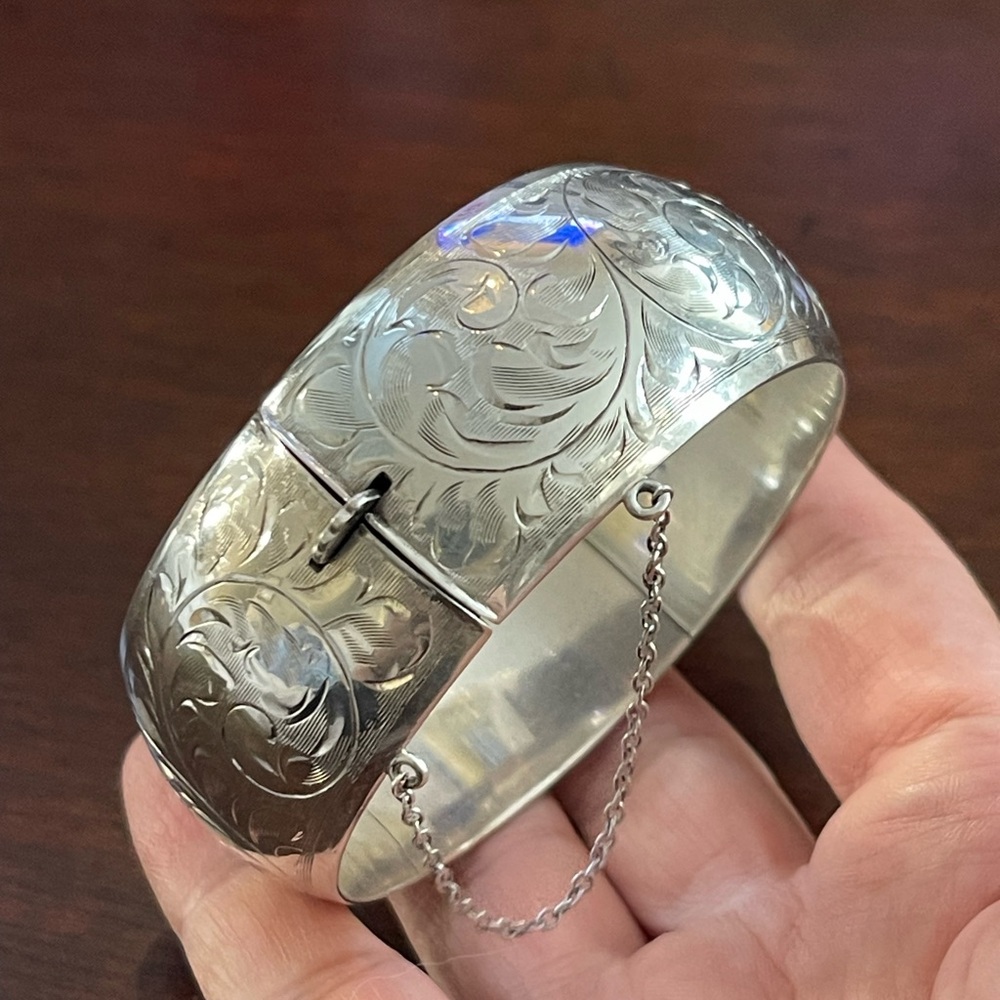 Antique solid sterling silver hand etched wide hinged bangle bracelet - Picture 4 of 9